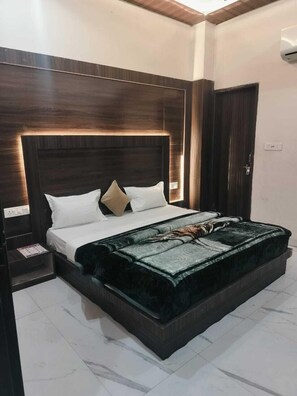 مكتب ومساحة عمل للكمبيوتر المحمول وواي فاي مجانًا