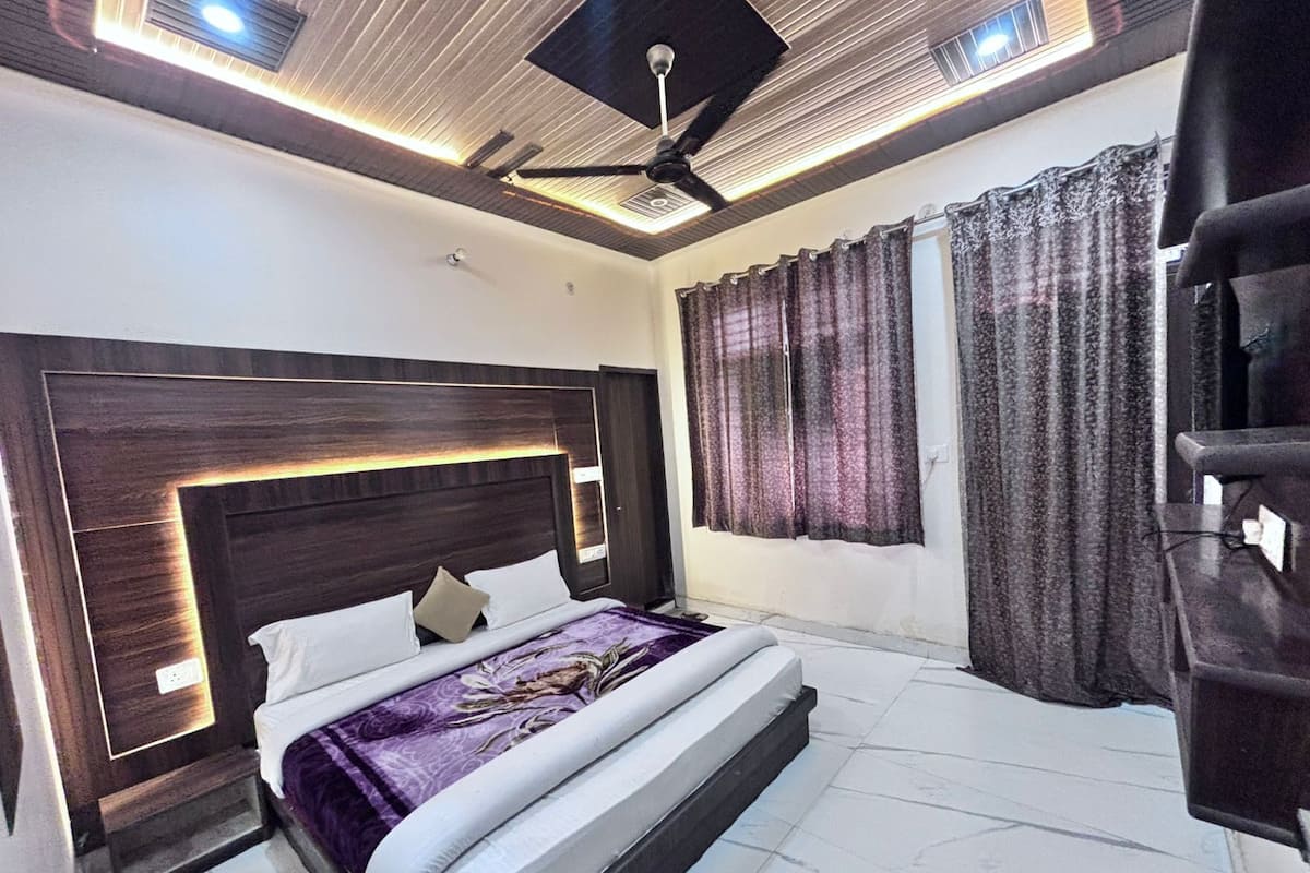 Escritorio, espacio para trabajar con laptop y wifi gratis