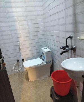 Deluxe Room, City View | Bathroom | Shower, free toiletries, towels, soap