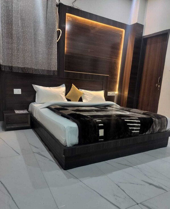 Deluxe Room, City View | Desk, laptop workspace, free WiFi