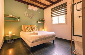 Silitysrauta/-lauta, vauvan matkasänky, Wi-Fi, vuodevaatteet