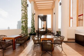 Outdoor dining - Delightful Trizen 1-bedroom apartment with AC in Colombo 02 (Colombo 02)
