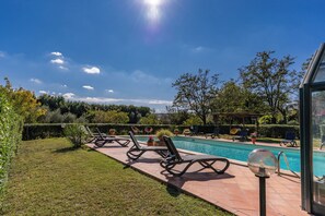 季节性开放的室外游泳池