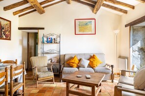 TV - Holiday Home “Gîte Des Hiboux” with Shared Pool, Private Terrace & Wi-Fi (Sanxay)