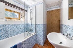 Shower - Holiday Home “Gîte Des Hiboux” with Shared Pool, Private Terrace & Wi-Fi (Sanxay)