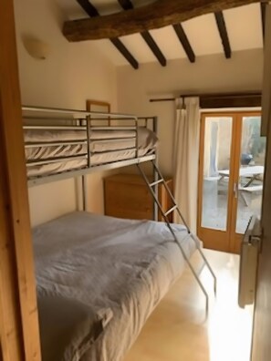 WiFi, bed sheets - Holiday Home “Gîte Des Hiboux” with Shared Pool, Private Terrace and Wi-Fi (Sanxay)