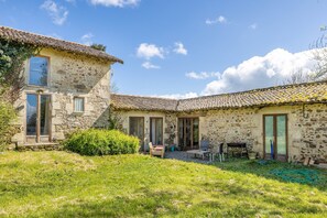 Exterior - Holiday Home “Gîte Des Hiboux” with Shared Pool, Private Terrace & Wi-Fi (Sanxay)