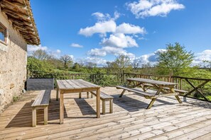 Outdoor dining - Holiday Home “Gîte Des Hiboux” with Shared Pool, Private Terrace & Wi-Fi (Sanxay)