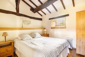 WiFi, bed sheets - Holiday Home “Gîte Des Hiboux” with Shared Pool, Private Terrace & Wi-Fi (Sanxay)