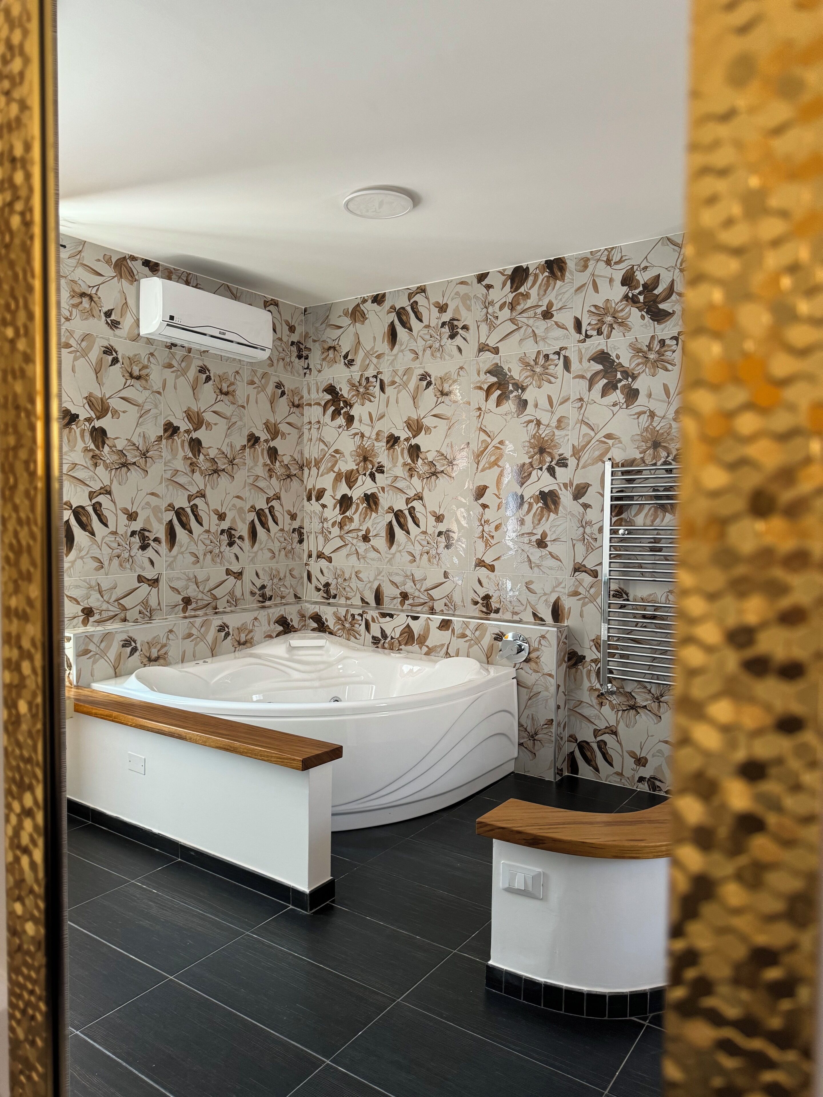 Jetted tub, hair dryer, bidet, towels