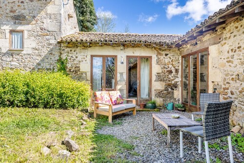 Gîte Des Martins-pêcheurs mit Gemeinschaftspool, privater Terrasse und WLAN