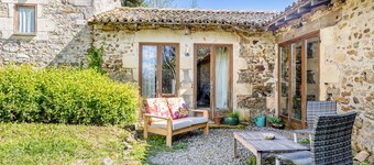 Gîte Des Martins-pêcheurs with Shared Pool, Private Terrace and Wi-Fi