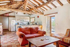 TV - Gîte Des Martins-pêcheurs with Shared Pool, Private Terrace and Wi-Fi (Sanxay)