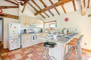 Fridge, microwave, oven, stovetop - Gîte Des Martins-pêcheurs with Shared Pool, Private Terrace and Wi-Fi (Sanxay)