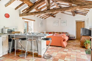 Interior - Gîte Des Martins-pêcheurs with Shared Pool, Private Terrace and Wi-Fi (Sanxay)
