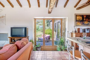 TV - Gîte Des Martins-pêcheurs with Shared Pool, Private Terrace and Wi-Fi (Sanxay)