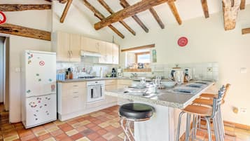 Frigorifero, microonde, forno, piano cottura