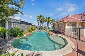 Pool - Family Tides – Waterfront Home on the Canal (Banksia beach)