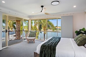 Desk, iron/ironing board, bed sheets - Family Tides – Waterfront Home on the Canal (Banksia beach)