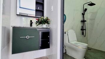 Douche, articles de toilette gratuits, sĂšche-cheveux, chaussons