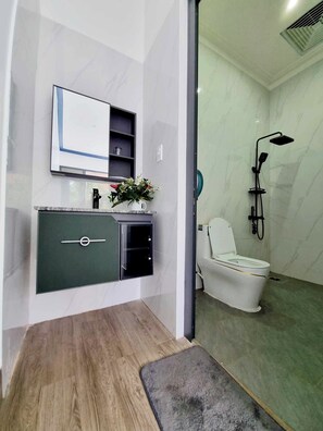 تجهيزات دش، مستلزمات مجانية للعناية الشخصية، مجففات شعر، خف للقدمين