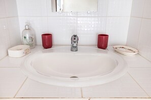 Shower, towels - Bed and Breakfast 'Chambre Klimt' with Shared Pool, Shared Terrace and Wi-Fi (Sanxay)