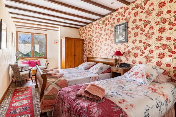 A room with two beds, a wooden wardrobe, a desk, and a chair. - Bed and Breakfast 'Chambre Klimt' with Shared Pool, Shared Terrace and Wi-Fi (Sanxay)