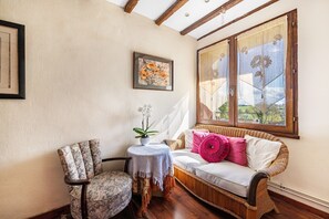 Living area - Bed and Breakfast 'Chambre Klimt' with Shared Pool, Shared Terrace and Wi-Fi (Sanxay)