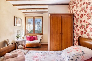 WiFi, bed sheets - Bed and Breakfast 'Chambre Klimt' with Shared Pool, Shared Terrace and Wi-Fi (Sanxay)