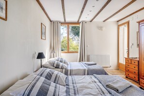 WiFi, bed sheets - Bed and Breakfast 'Chambre Pissaro' with Shared Pool, Private Terrace and Wi-Fi (Sanxay)