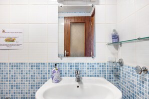 Shower, towels - Bed and Breakfast 'Chambre Pissaro' with Shared Pool, Private Terrace and Wi-Fi (Sanxay)