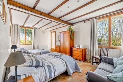 Bed and Breakfast 'Chambre Pissaro' with Shared Pool, Private Terrace and Wi-Fi