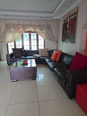 Living room - Room-apelles Palace Guest House - Room 1 (Gaborone)