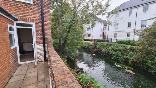 Riverside Cottage - City Centre - Sleeps 5