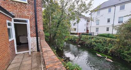 Riverside Cottage - City Centre - Sleeps 5