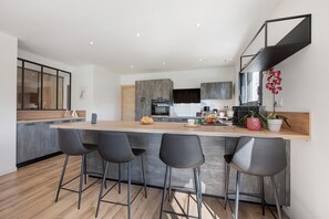 Fridge, microwave, oven, stovetop - Newly Built House for Rent! (Plouescat)