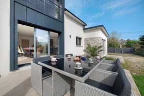 Outdoor dining - Newly Built House for Rent! (Plouescat)