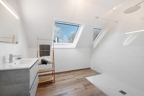 Shower, hair dryer, towels - Newly Built House for Rent! (Plouescat)