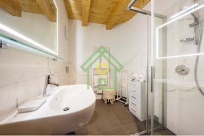 Dusche, Haartrockner, Bidet, Handtücher