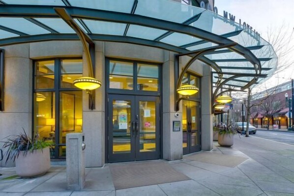 Room - Spacious, Downtown Location – Great for Work and Relaxing! (Portland)