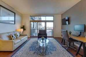 Room - Spacious, Downtown Location – Great for Work and Relaxing! (Portland)