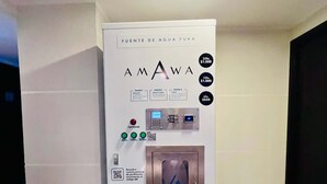Une station de purification de l’eau, équipée d’instructions et d’un code QR pour faciliter le processus de purification.