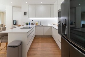 Fridge, microwave, oven, stovetop - Villa Fénix - Your refuge with a view over the city (Câmara de Lobos)
