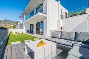 Terrace/patio - Villa Fénix - Your refuge with a view over the city (Câmara de Lobos)