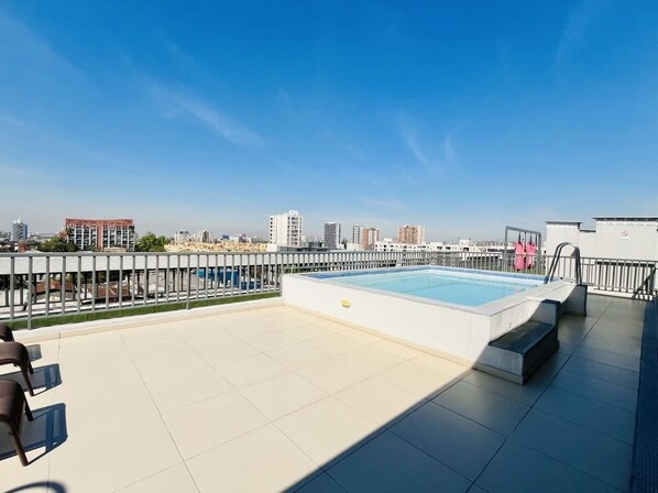 A rooftop pool with a view of the city skyline. - Urbano Esperanza Plaza Yungay Laundry Park Pet (Santiago)