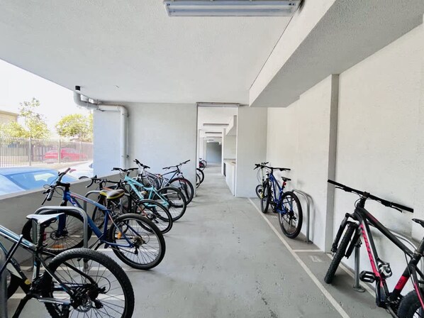 Un espace de stationnement pour vélos abrité, où de nombreux vélos sont rangés en rangées.