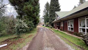 2 عدّة غرف نوم وخدمة الإنترنت