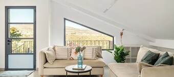 Sunny Hilltop Hideaway by Sea N' Rent