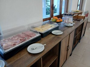 Buffet déjeuner gratuit tous les jours
