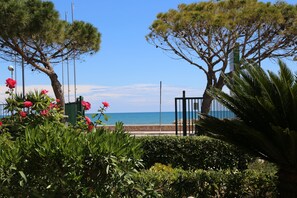 A coastal view with a gate, greenery, and a clear sky. - Parco Carabella (Vieste)
